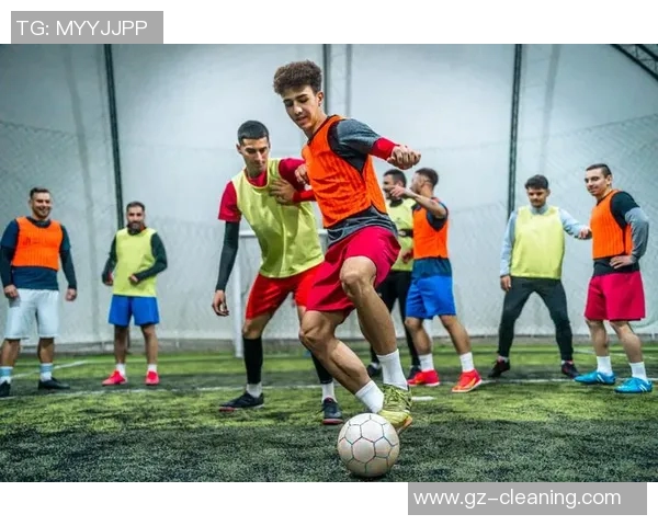 足球明星挑战极限蒙眼接球展现惊人技巧与默契配合